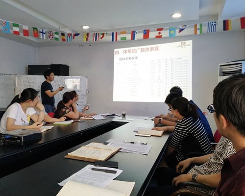 辅导老师在辅导沃尔玛验厂