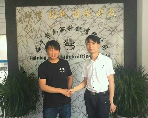 咨询师与工厂负责人合影留恋